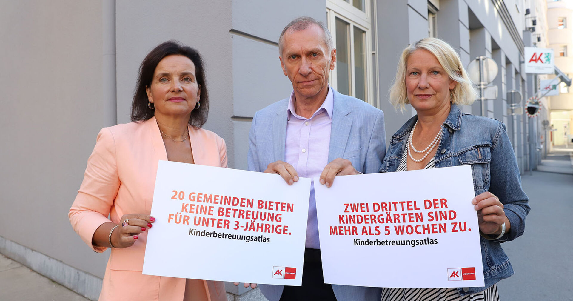 AK-Präsident Josef Pesserl, AK-Frauenreferatsleiterin Bernadette Pöcheim (l.) und Cordula Schlamadinger, Leiterin der Kinderdrehscheibe, bei der Präsentation des AK-Kinderbetreuungsatlas.