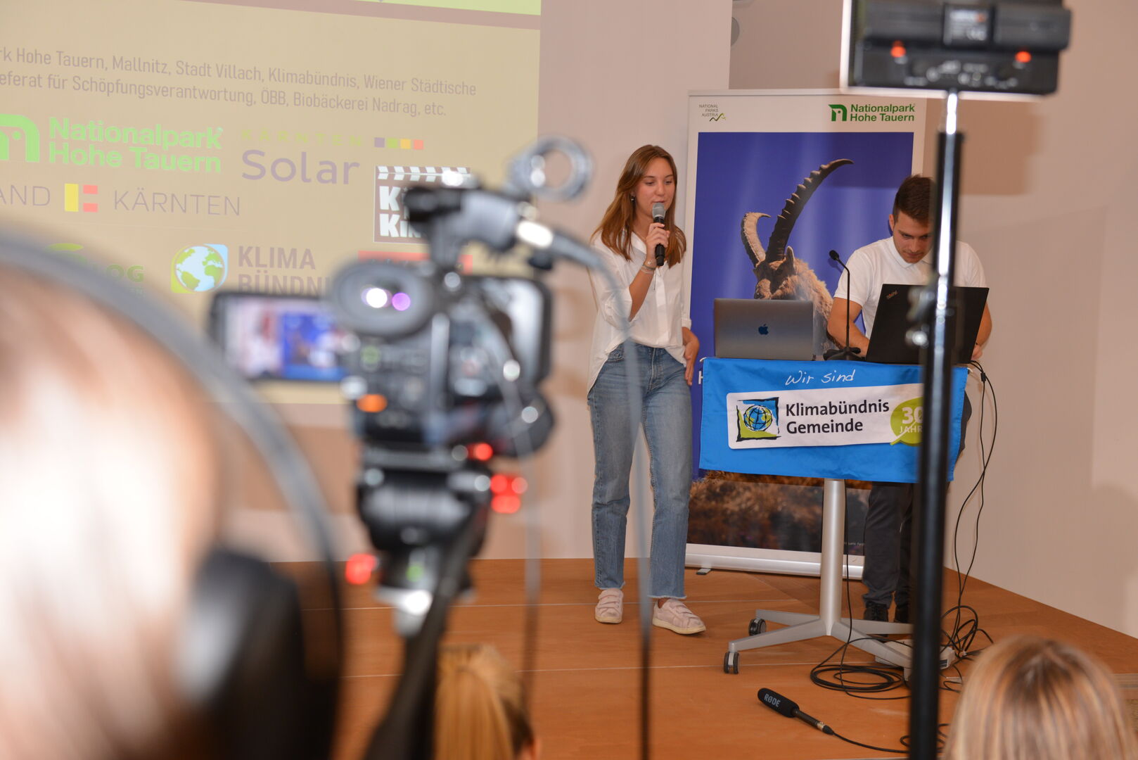Schülerin und Schüler vor der Kamera präsentieren zum Thema Klima