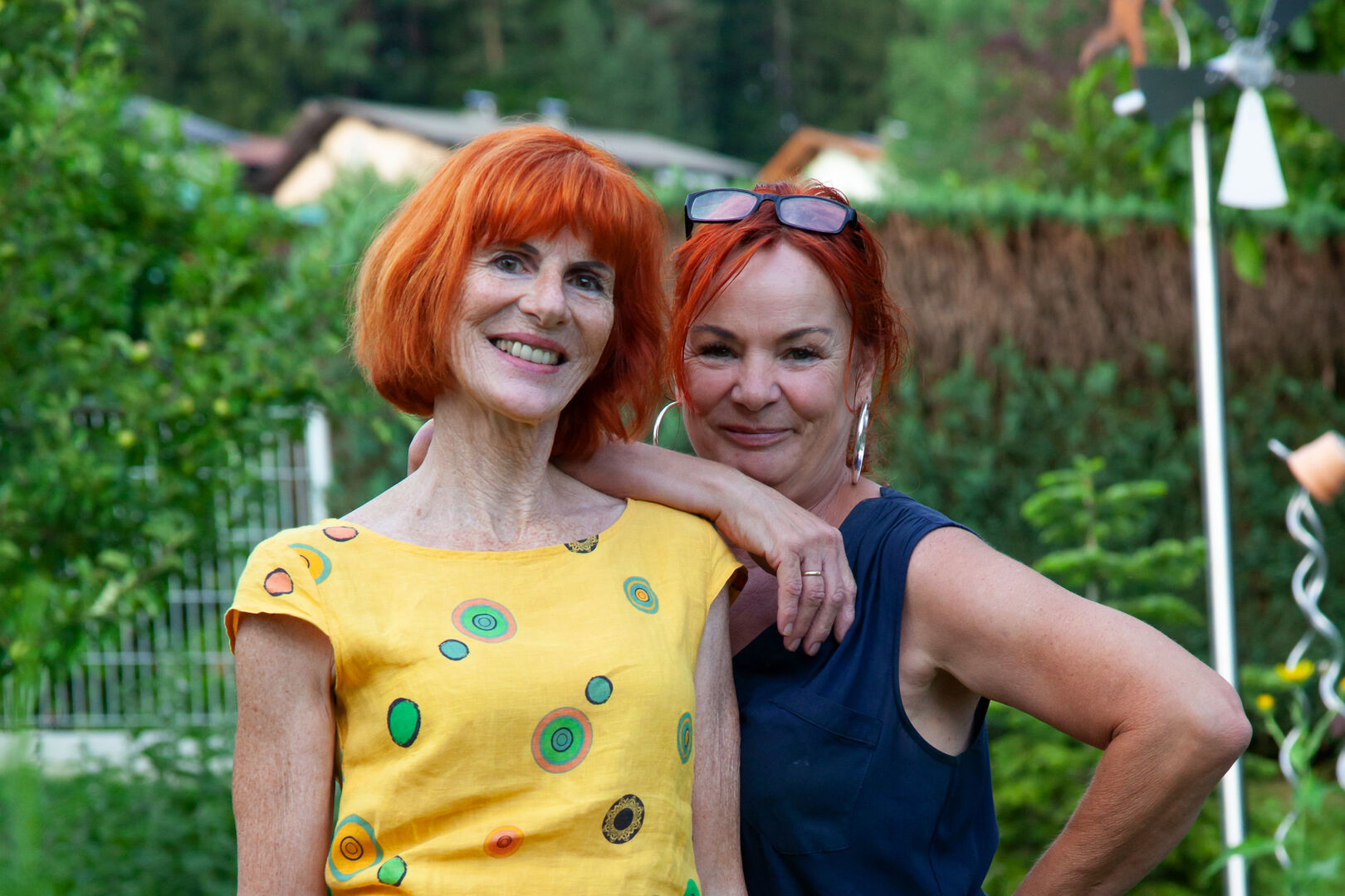 Martha Duschnig und Katharina Schwager mit gelbem T-Shirt und feuerroten Haaren