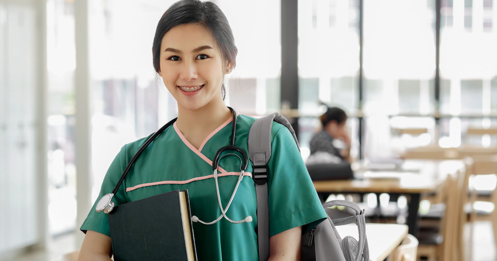Junge Frau in Ausbildung im medizinischen Bereich