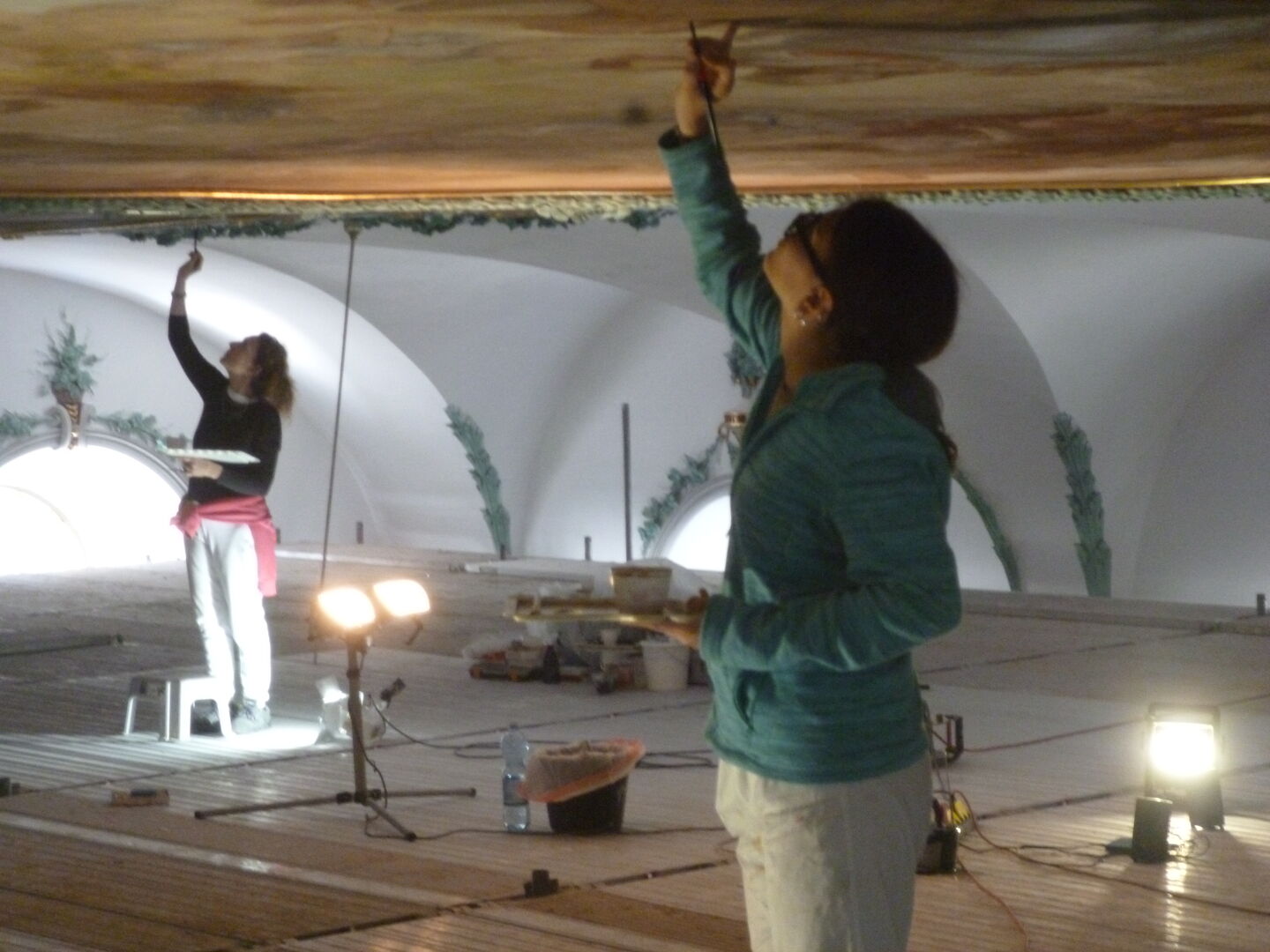 Restauratorinnen bei der Arbeit.