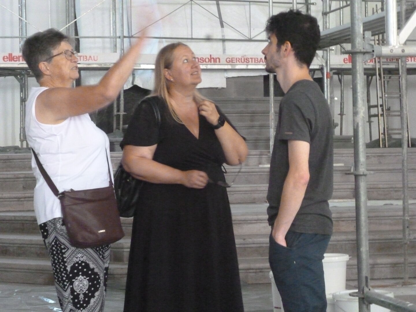 DI Renata Hämmerle-Török (Mitte) vom Bauamt der Diözese erklärt das Projekt.