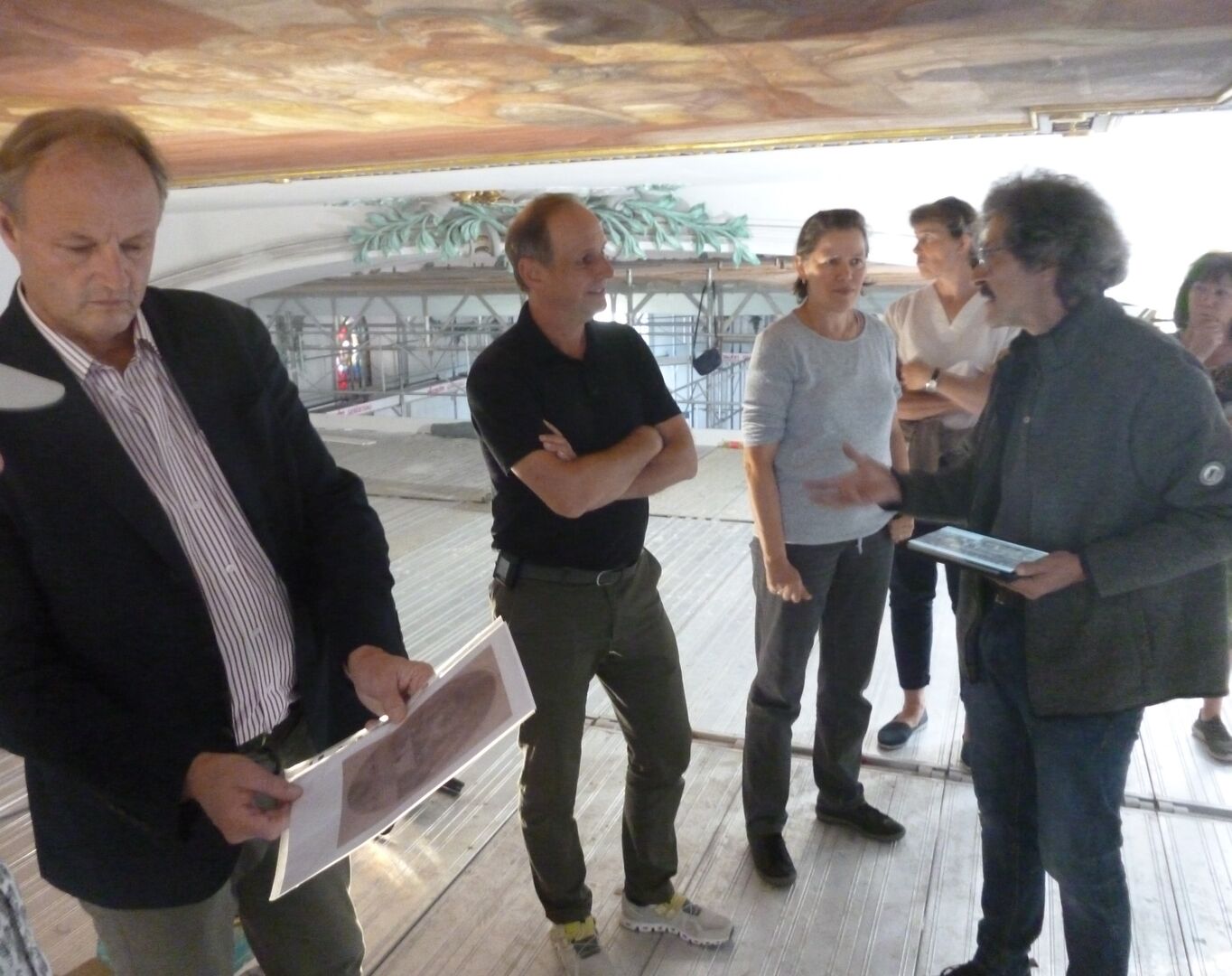 Dieter Egger (Mitte) und der Vorsitzende des Pfarrkirchenrates Franz Clemens Waldburg-Zeil (li.) mit Restaurator Claudio Bizzarri (re.))