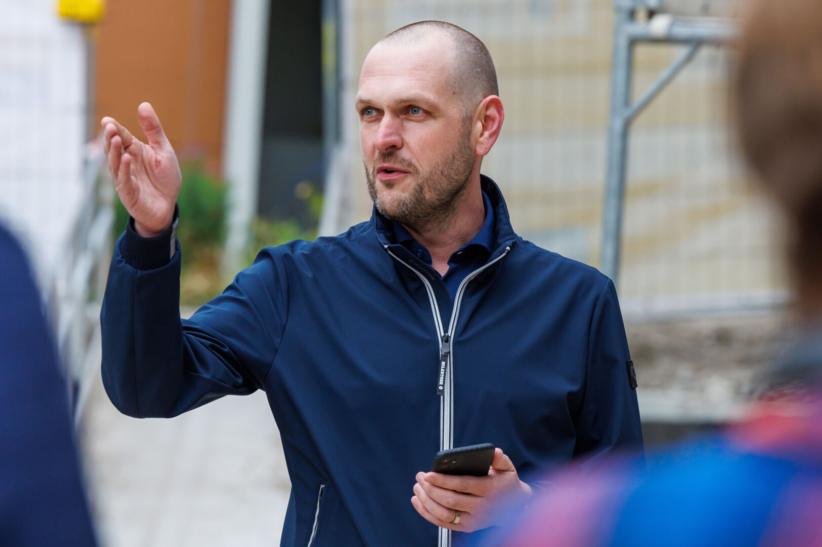 Bernhard Böhler, Geschäftsführer der Raum.punkt Immobilien GmbH, bedankte sich  bei den Partner:innen und Handwerker:innen für die gute Zusammenarbeit.