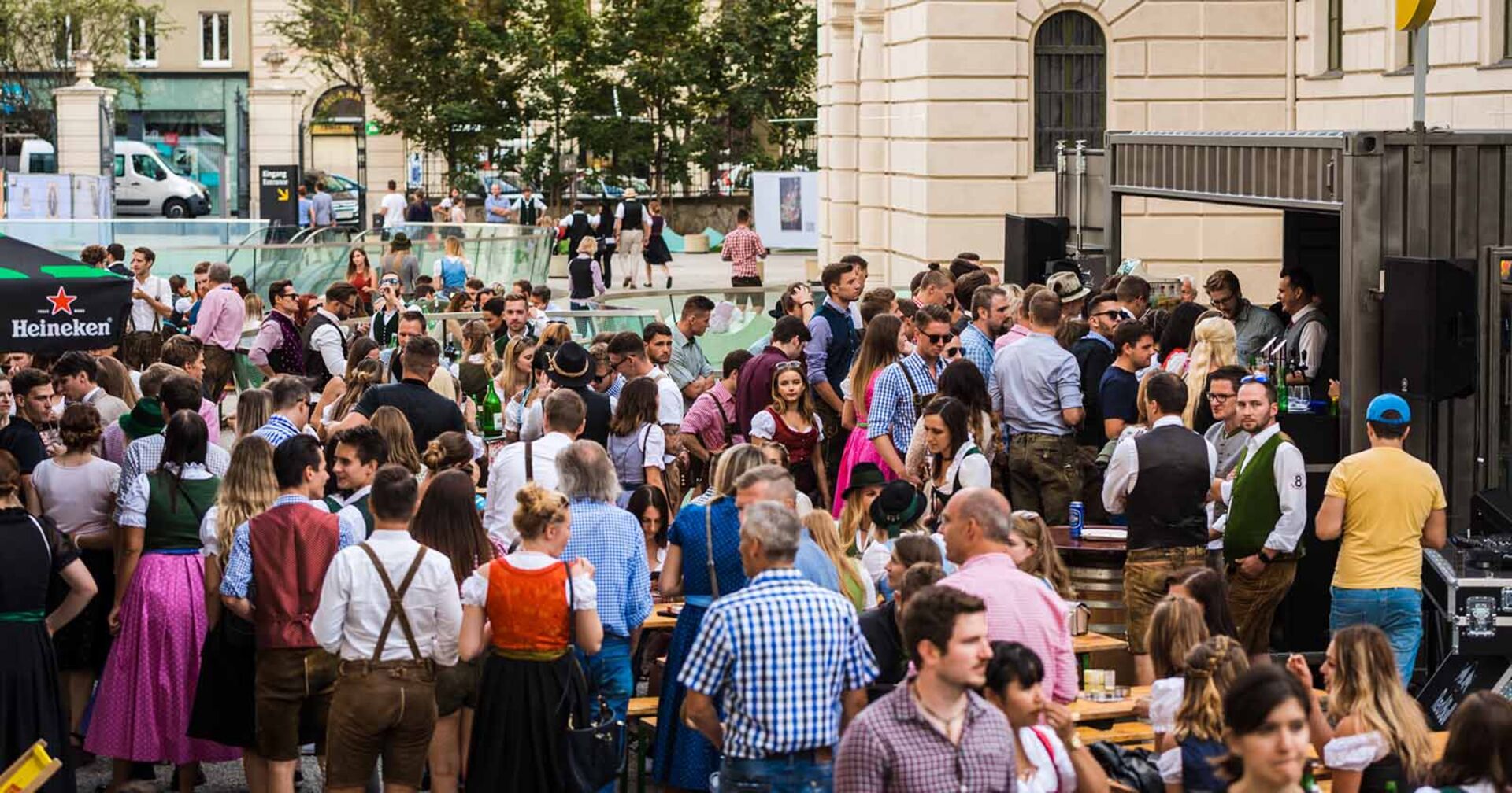 Menschen im Rahmen des &quot;Trachtl'n im Viertel 4&quot; im Joanneumsviertel