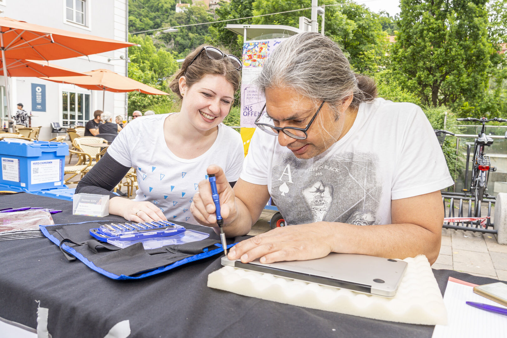 Ein Laptop wird repariert.