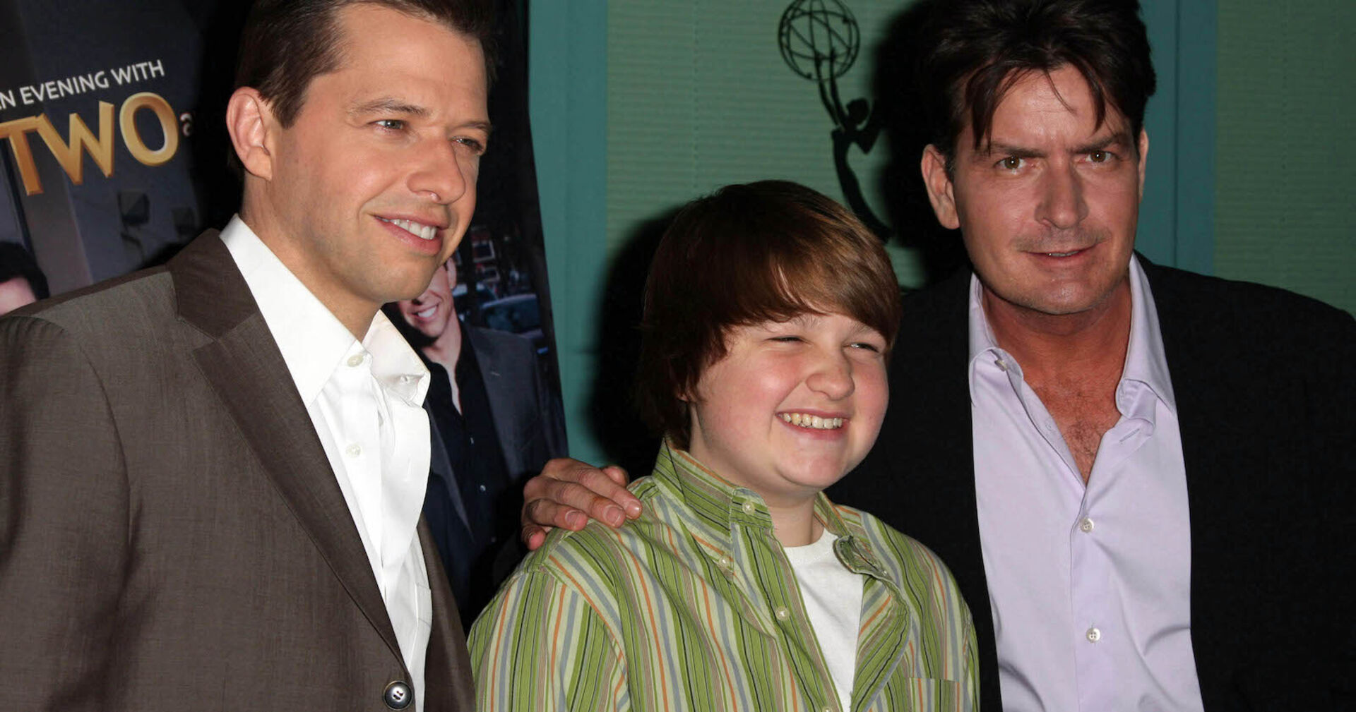 Angus T. Jones mit seinen Serienkollegen aus &quot;Two and a half Man&quot;.