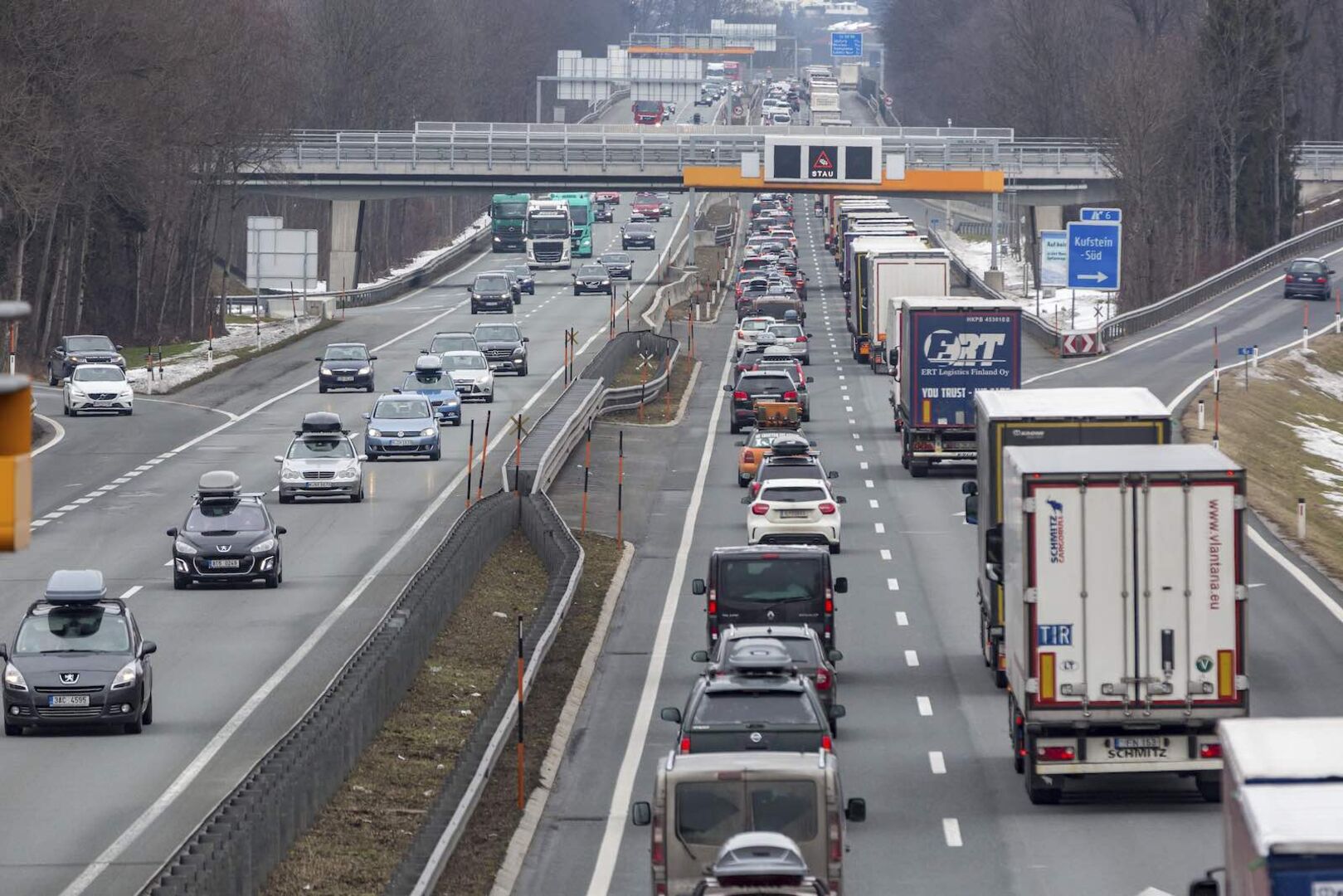 Viele Autos und Lkw auf der Autobahn.