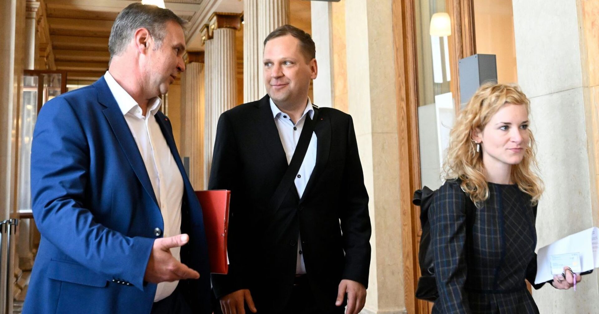 Babler, Kucher und Holzleitner gehend im Gespräch