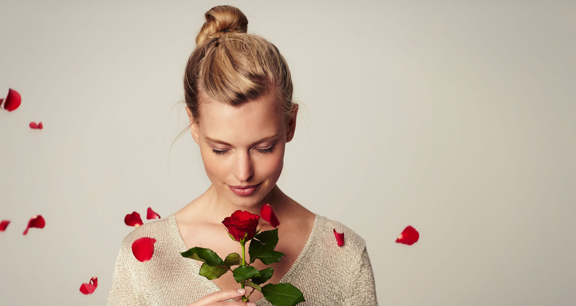 Frau mit roter Rose | Credit: iStock.com/SanneBerg