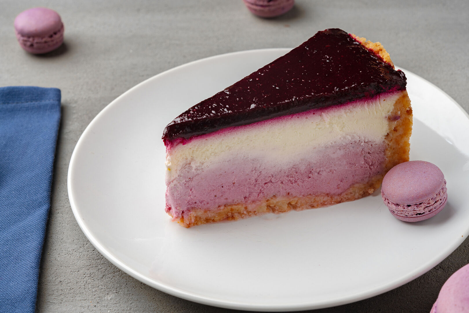 Brombeer-Cheesecake | Credit: iStock.com/FabrikaCr