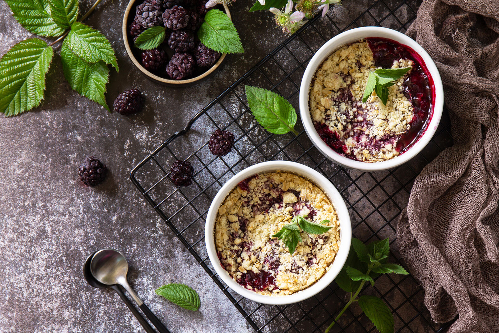 Brombeer-Crumble | Credit: iStock.com/elena_hramowa