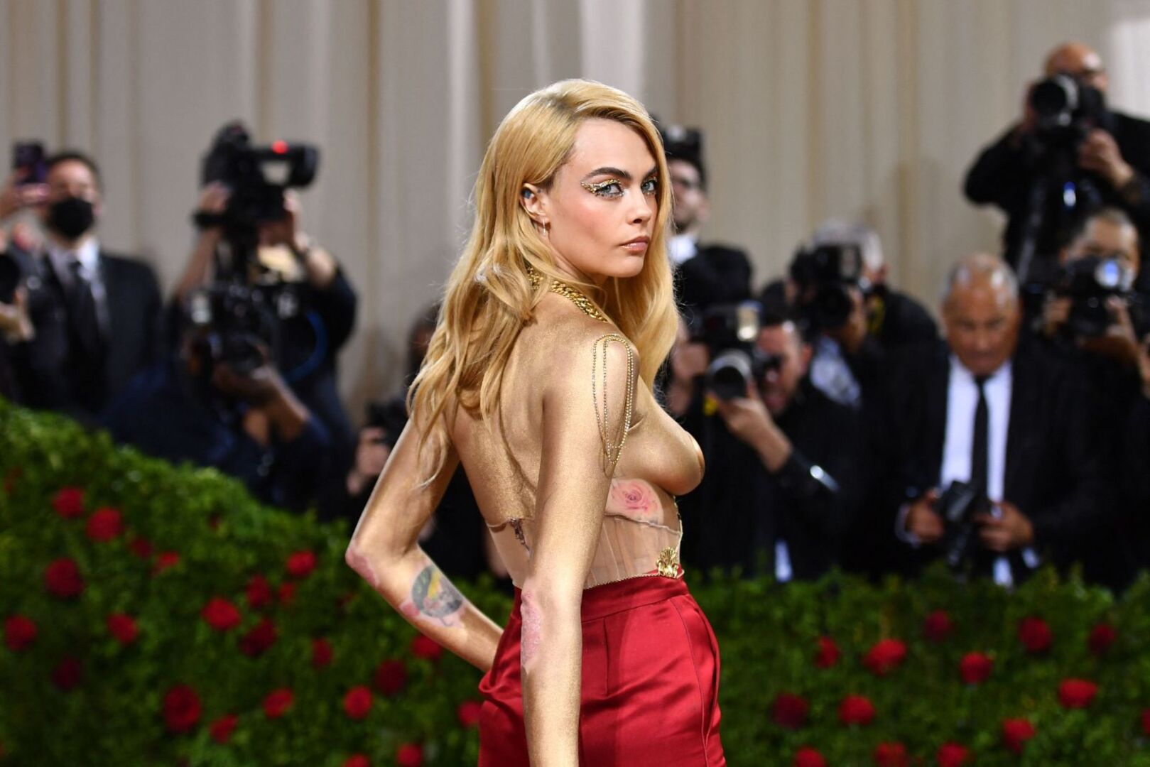 Cara Delevingne bei der Met Gala 2022 oben ohne.