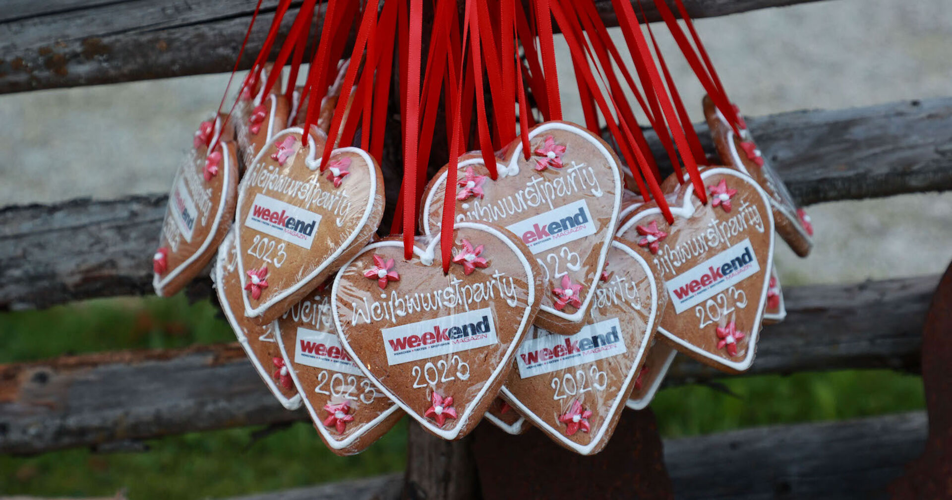 Lebkuchenherzen an roten Bändern.