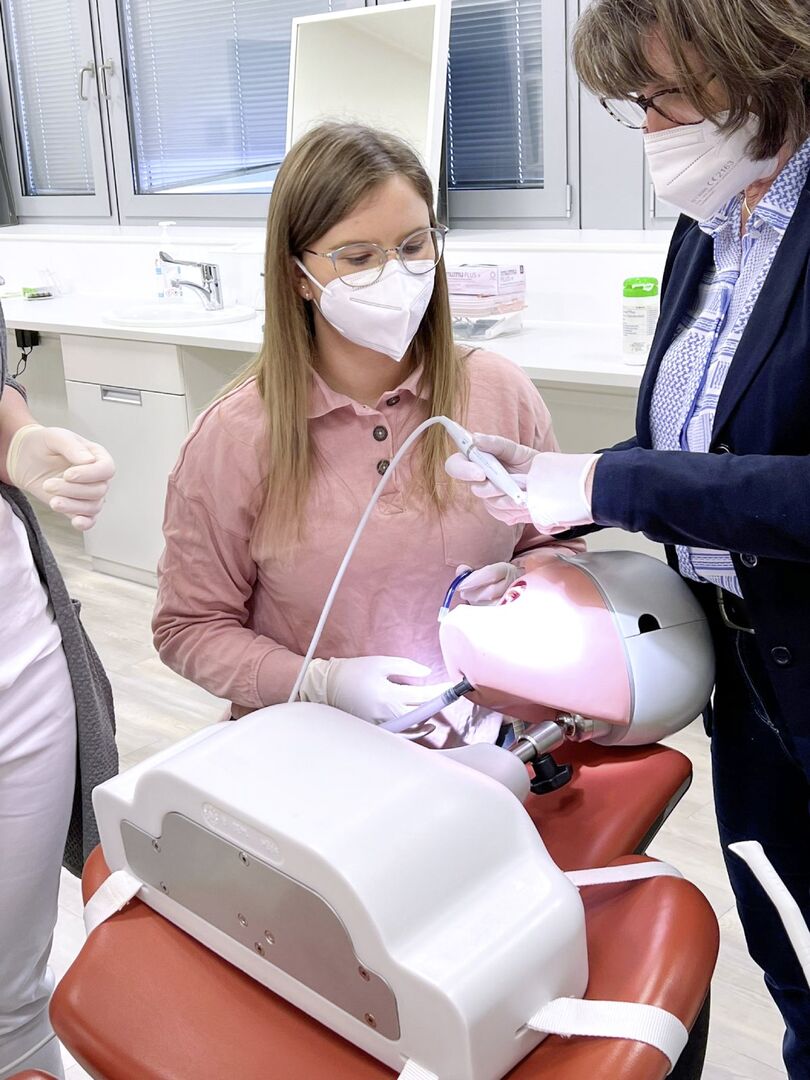 Lehrling bei der Arbeit | Credit: FAZ Fortbildungsakademie ZAHN
