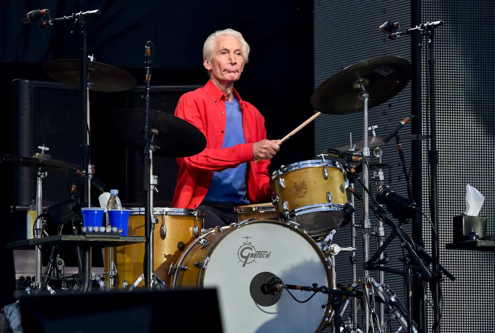Charlie Watts spielt Schlagzeug im Jahr 2019.