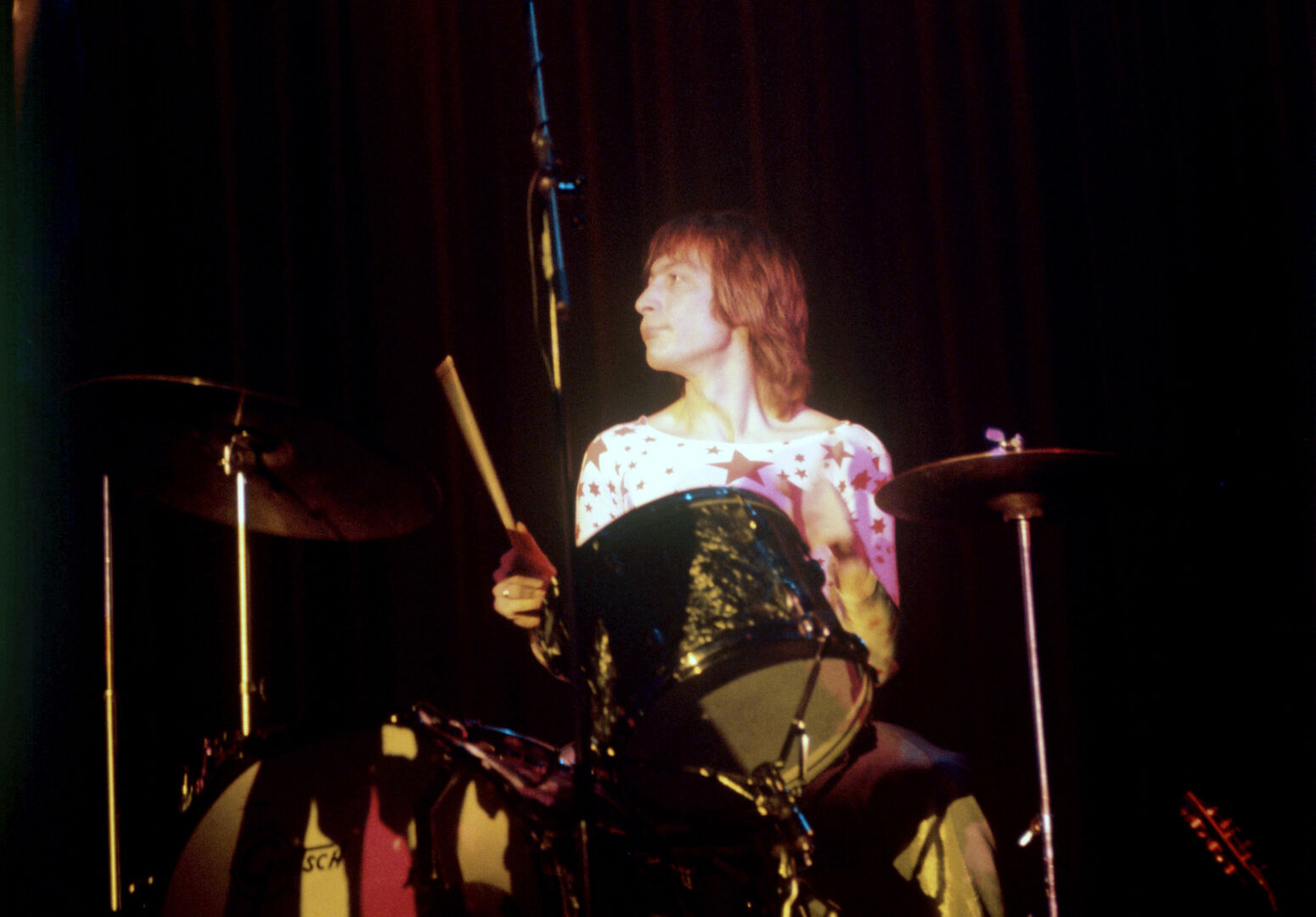 Der junge Charlie Watts spielt Schlagzeug 1970 in Hamburg.