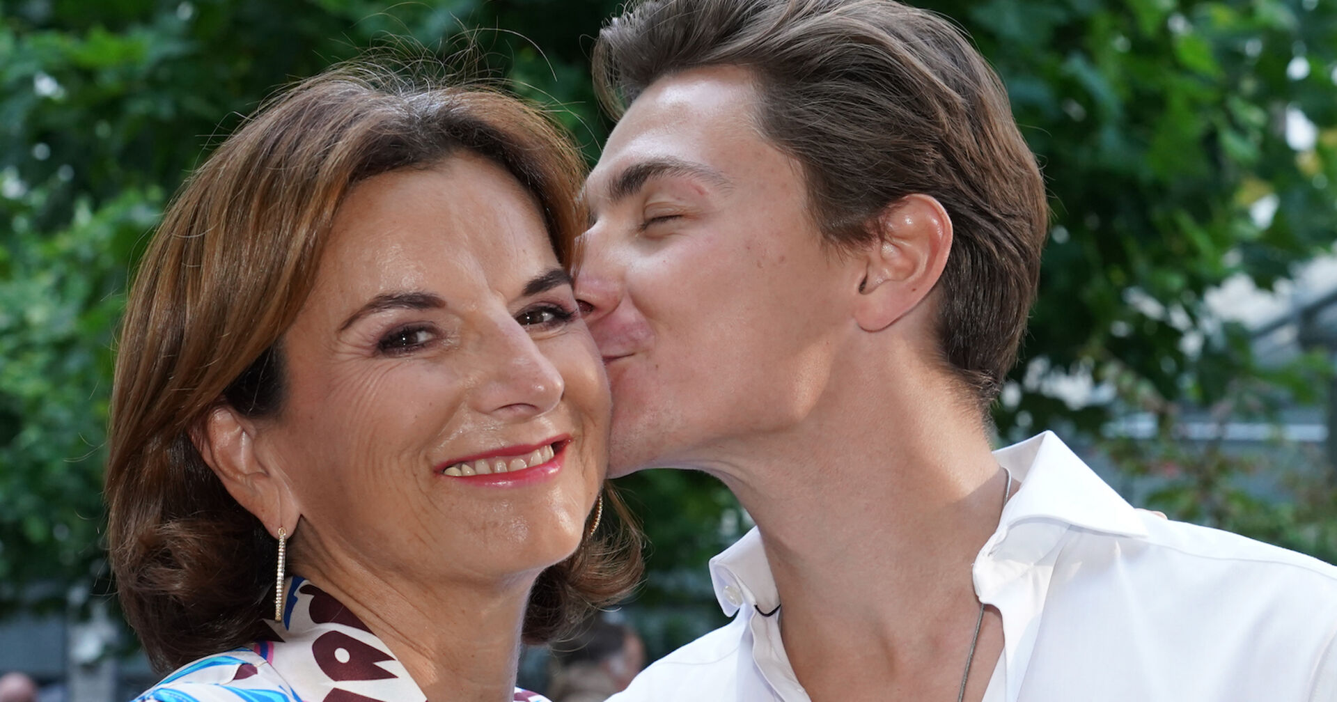 Claudia Obert wird von Max Suhr sanft auf die Wange geküsst