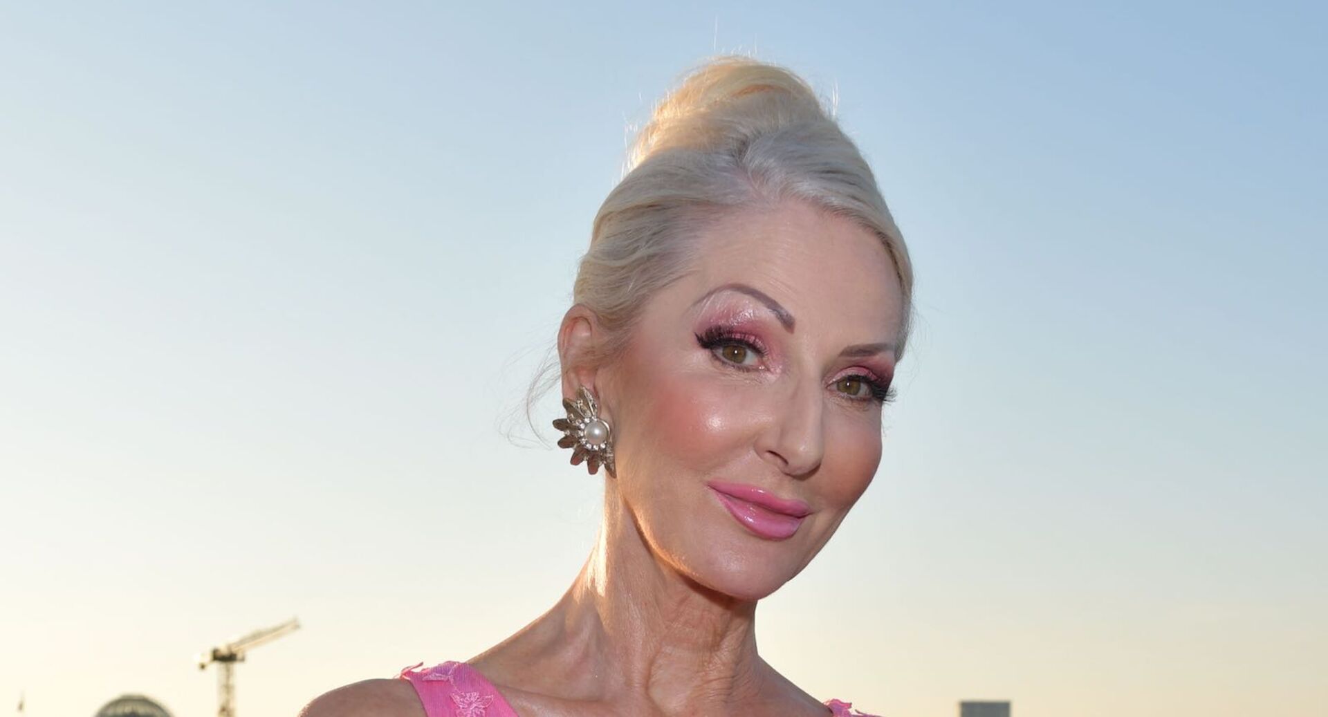 Désirée Nick mit hochgesteckten blonden Haaren vor freien Himmel