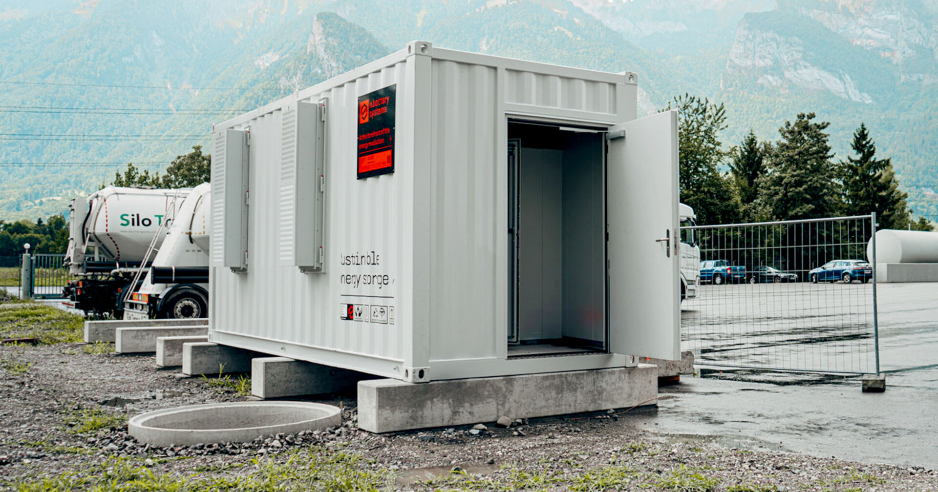 Rund 1,6 Megawattstunden Strom aus der PV-Anlage speichert das innovative Energiespeichersystem.