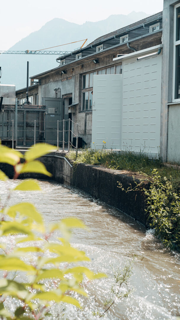 Beim Kleinwasserkraftwerk in Schlins (Österreich) dient ein maßgeschneidertes Energiespeichersystem...