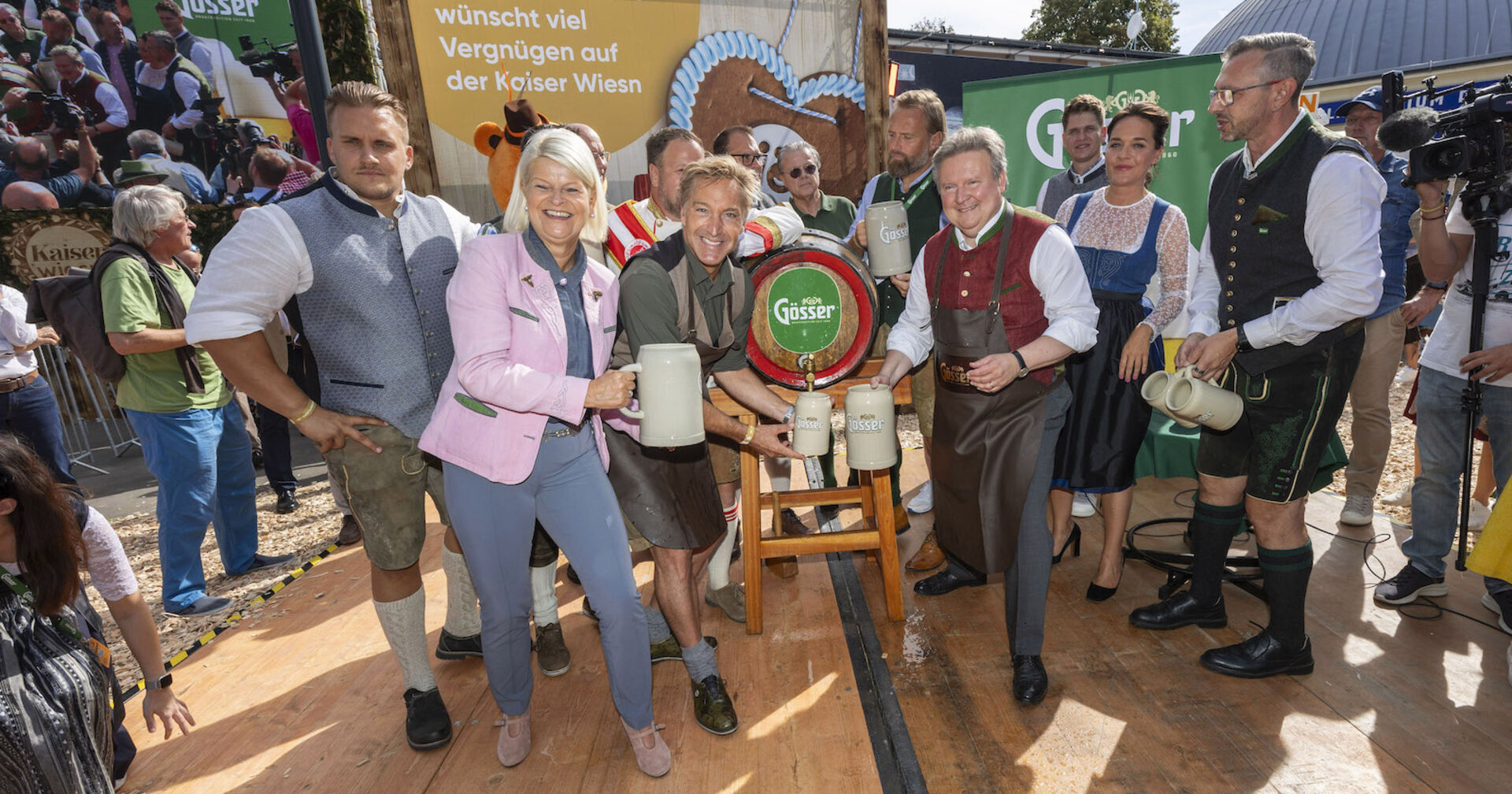 Bürgermeister Michael Ludwig und Promis beim Bieranstich | Credit: Bubu Dujmic