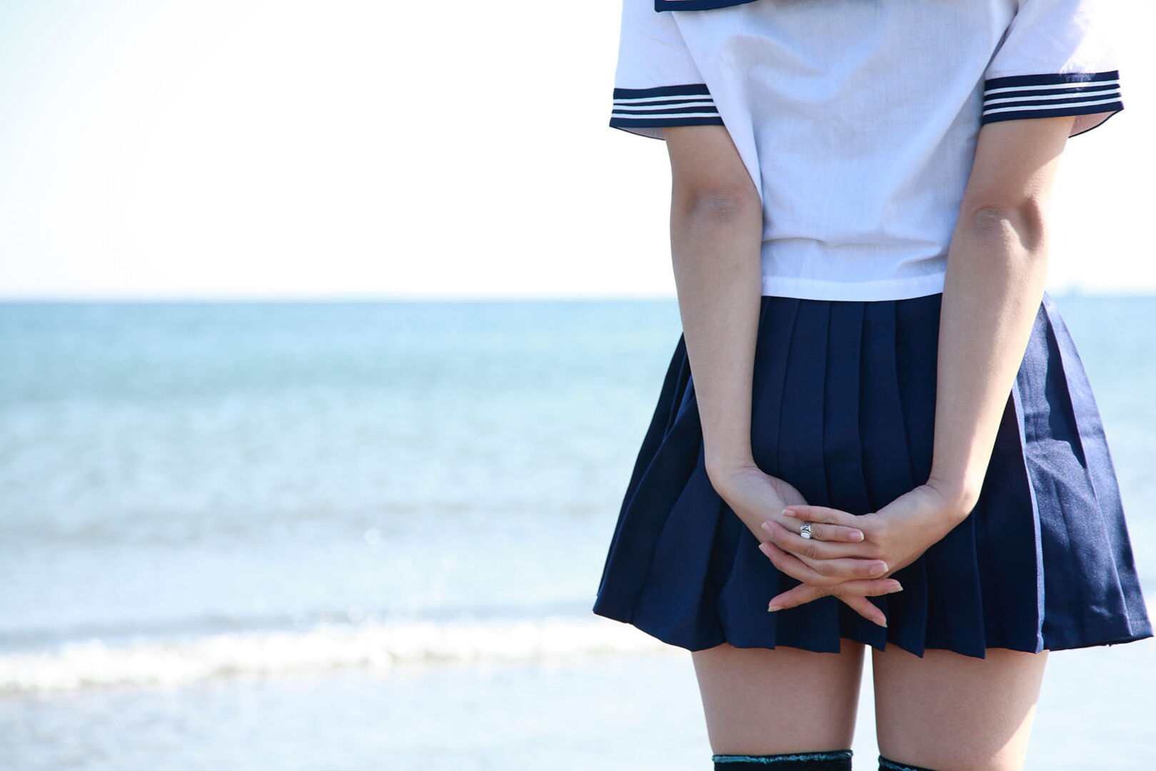 Frau mit Faltenrock | Credit: iStock.com/FREEGREEN