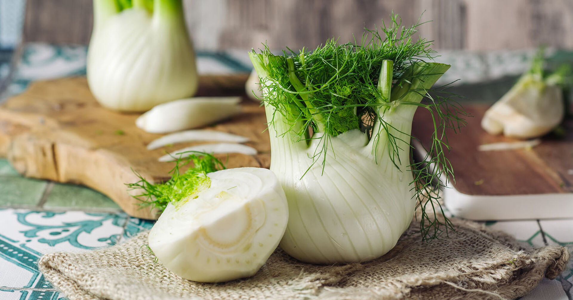 Fenchel auf einem Holzbrett | Credit: iStock.com/Sabinoparente