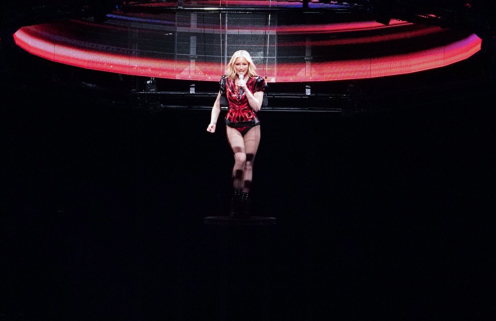 Helene Fischer schwebt über der Bühne.