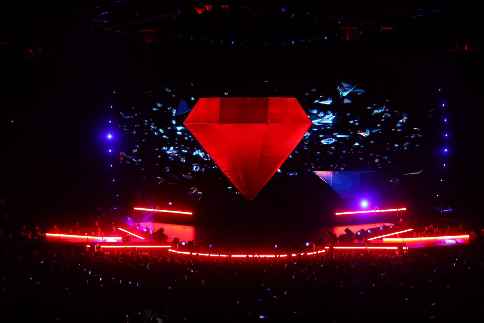 Der Rote Stoff-Diamant schwebt über der Bühne.