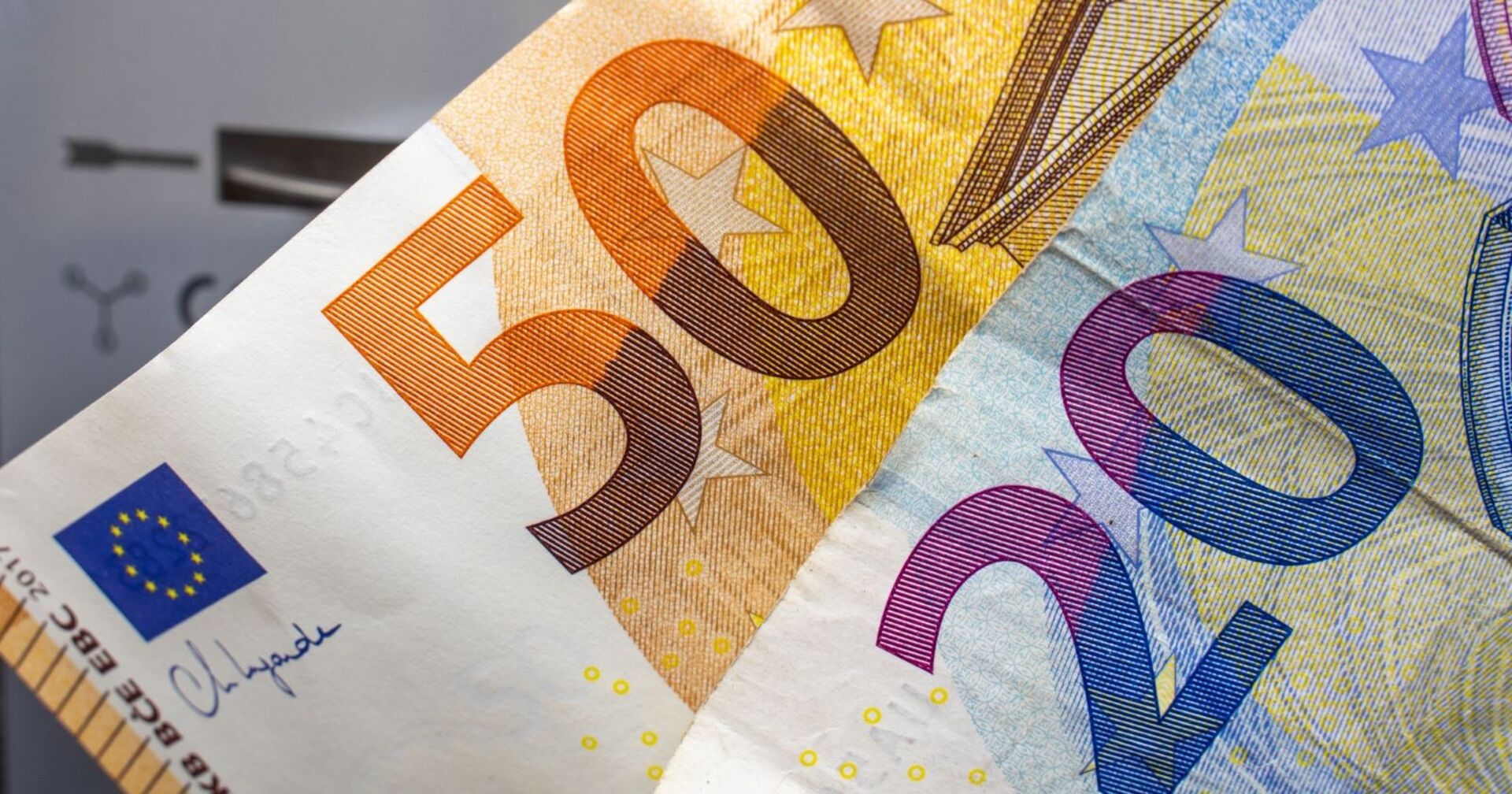Ein Fünfzig- und ein Zwanzig-Euro-Schein