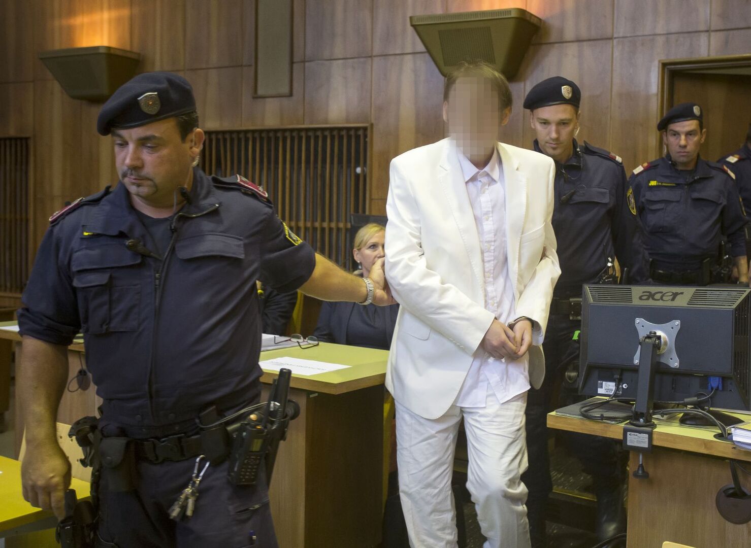 Alen R. wird in den Gerichtssaal geführt.
