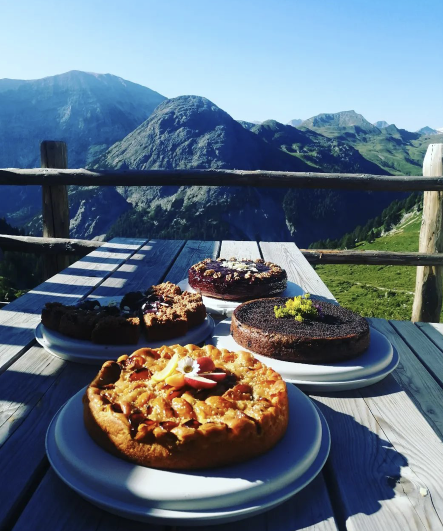 Kuchenbuffet auf der Terrasse
