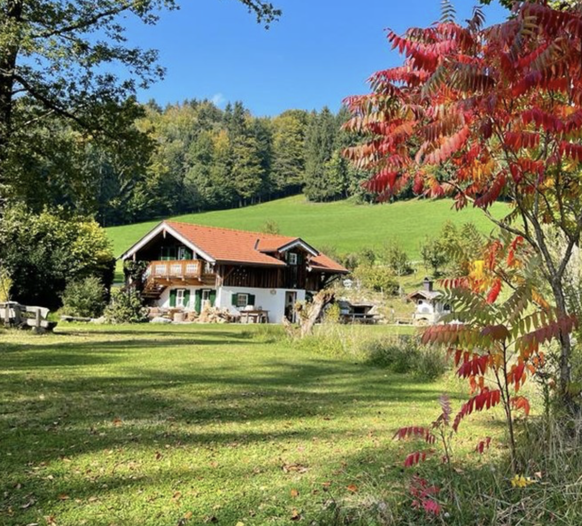 Bauernhaus auf der Wiese