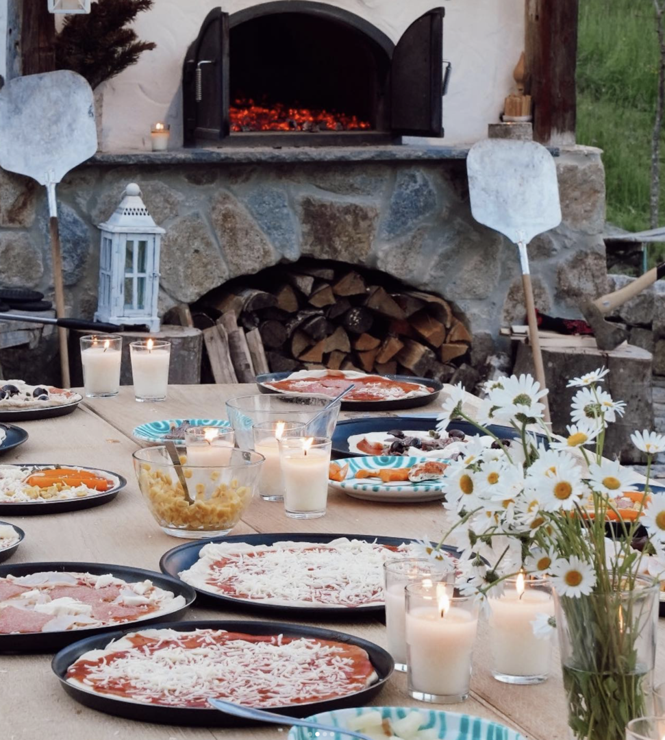 Pizzen auf gedecktem Tisch