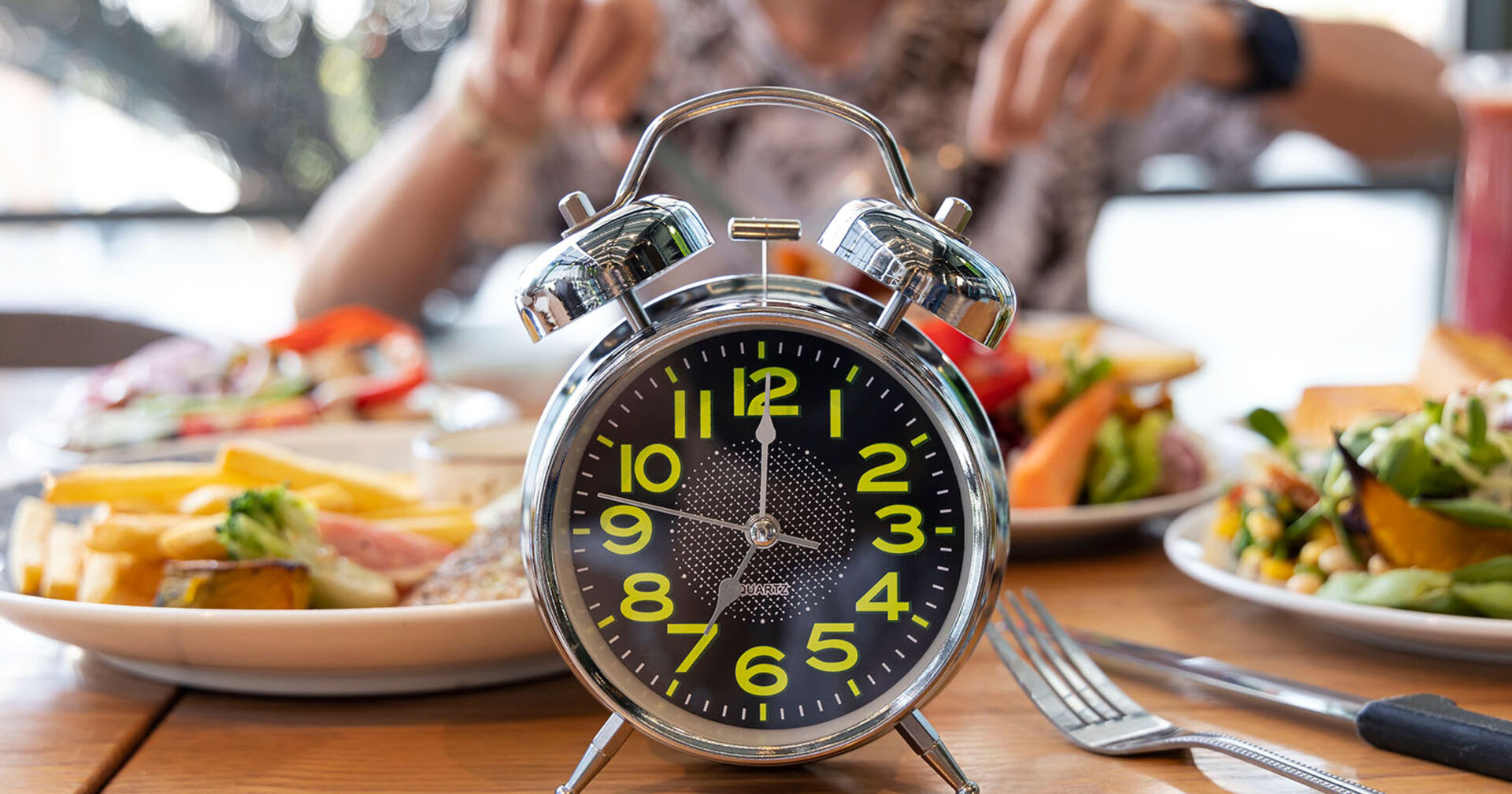Uhr auf einem Tisch | Credit: iStock.com/Sasithorn Phuapankasemsuk