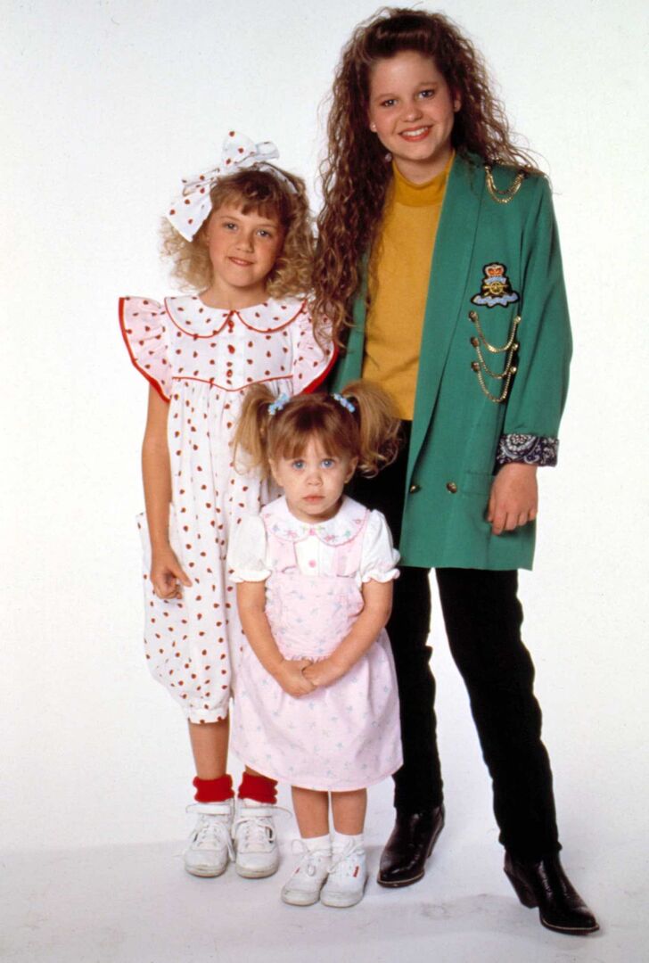 Stephanie Tanner mit ihren Serienkolleginnen aus &quot;Full House&quot;.