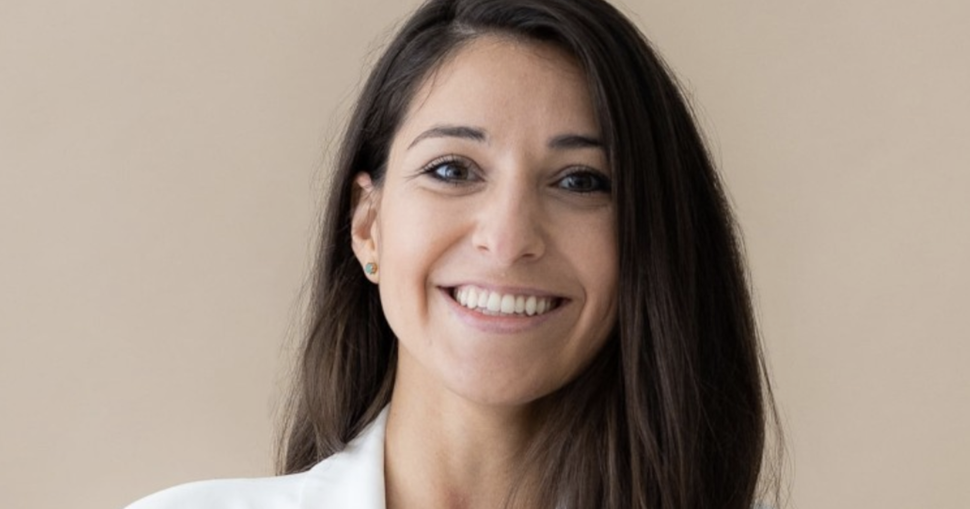 Judith Niedl trägt einen weißen Blazer  | Credit: @irisamaliaphotography