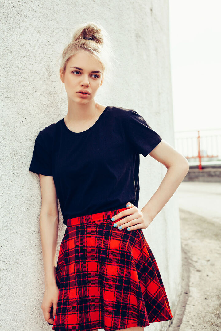Frau mit Schuluniform-Rock | Credit: iStock.com/JohanJK