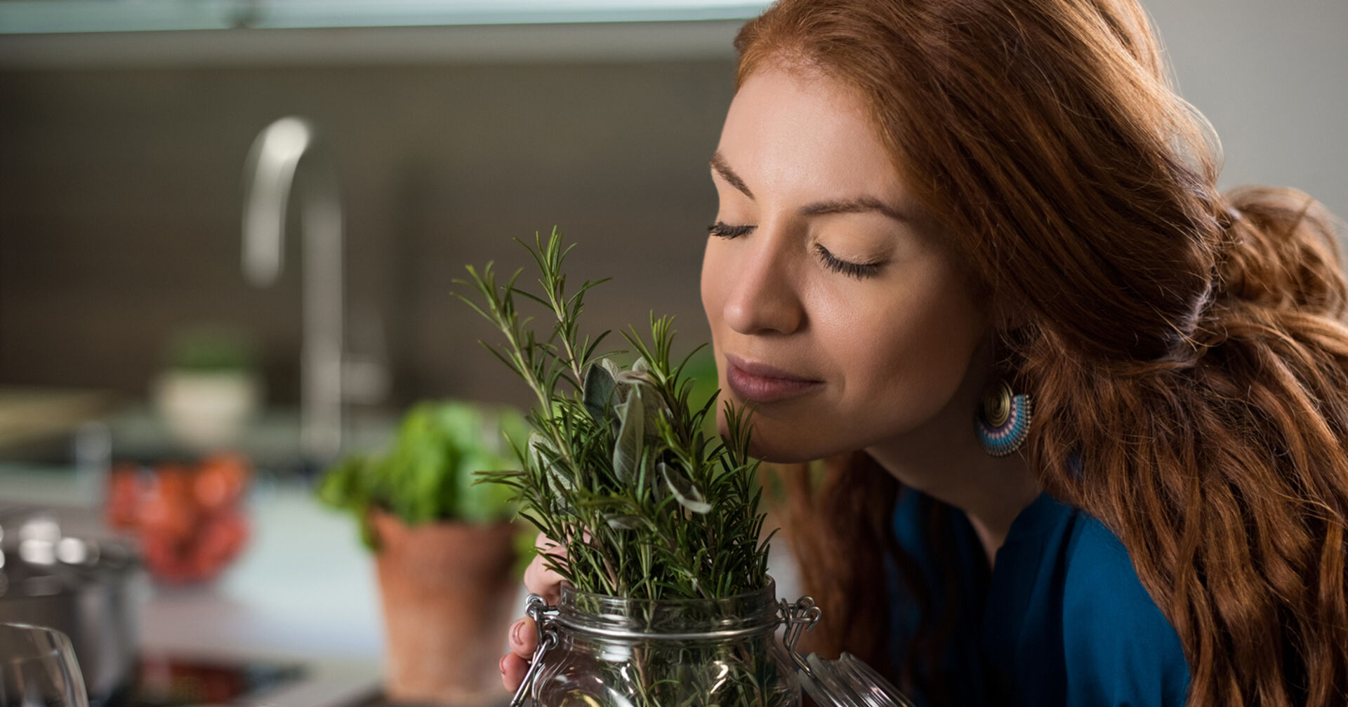 Frau riecht am Rosmarin | Credit: iStock.com/Ridofranz