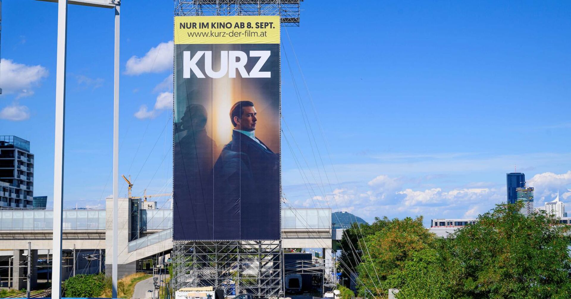 Das große Werbeplakat an der Tangente in Wien.