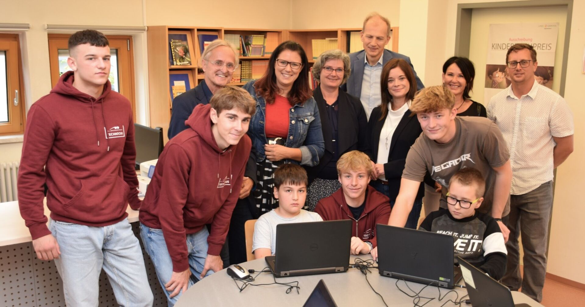 Notebook-Übergabe mit Lehrern, Politikern, Schülern in VS 11 Klagenfurt