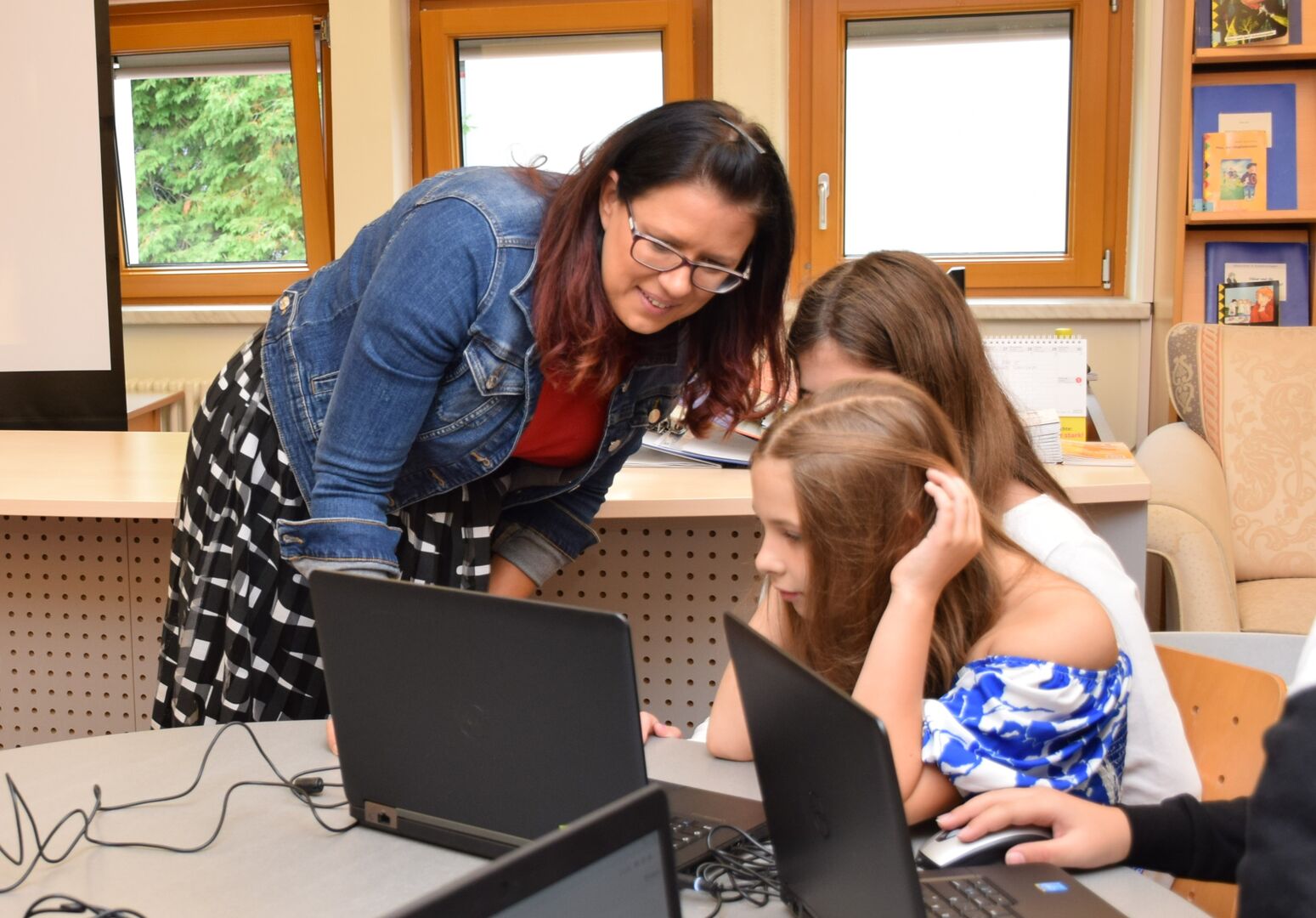 LR.in Sara Schaar mit Volksschülern, die die Laptops ausprobieren