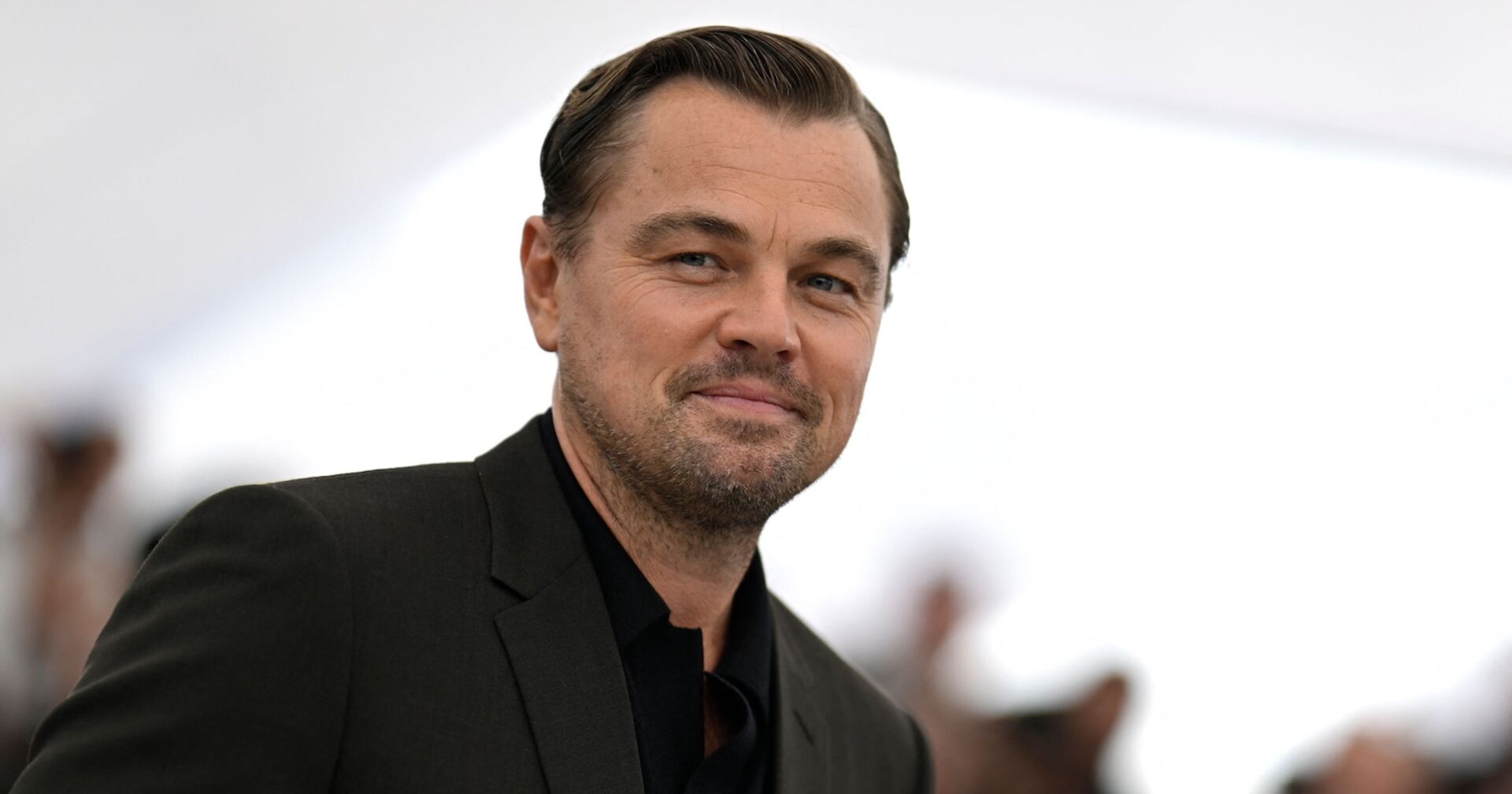 Leonardo DiCaprio grinst verschmitzt in die Kamera.