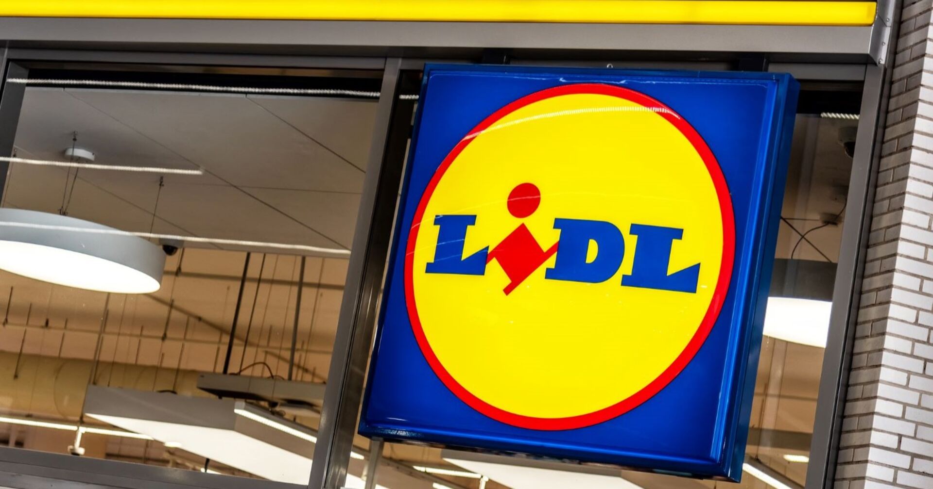 Das Lidl-Logo auf einer Filiale des Lebensmittel-Diskonters.