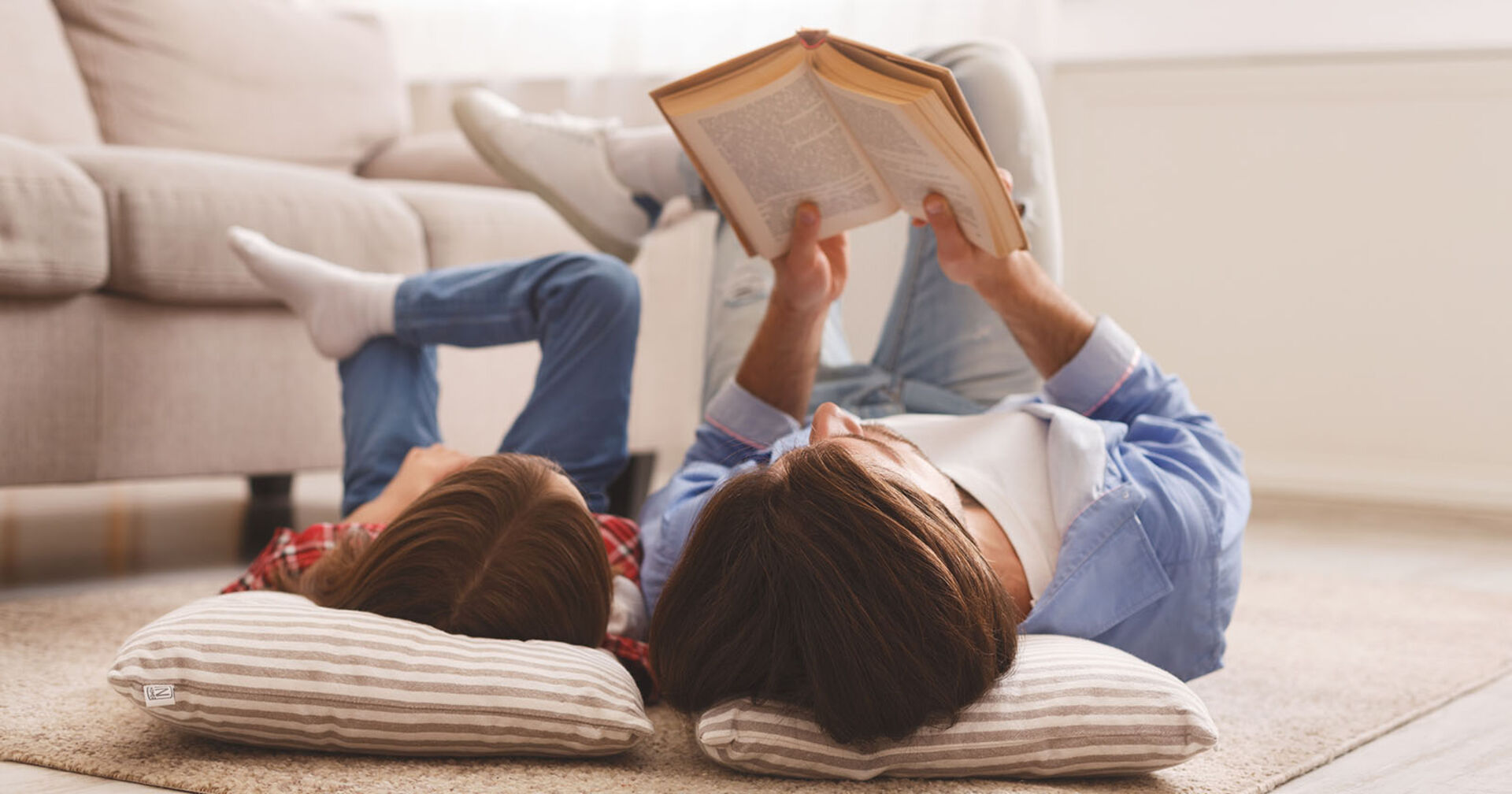 Mutter mit Kind lesend | Credit: iStock.com/Prostock-Studio