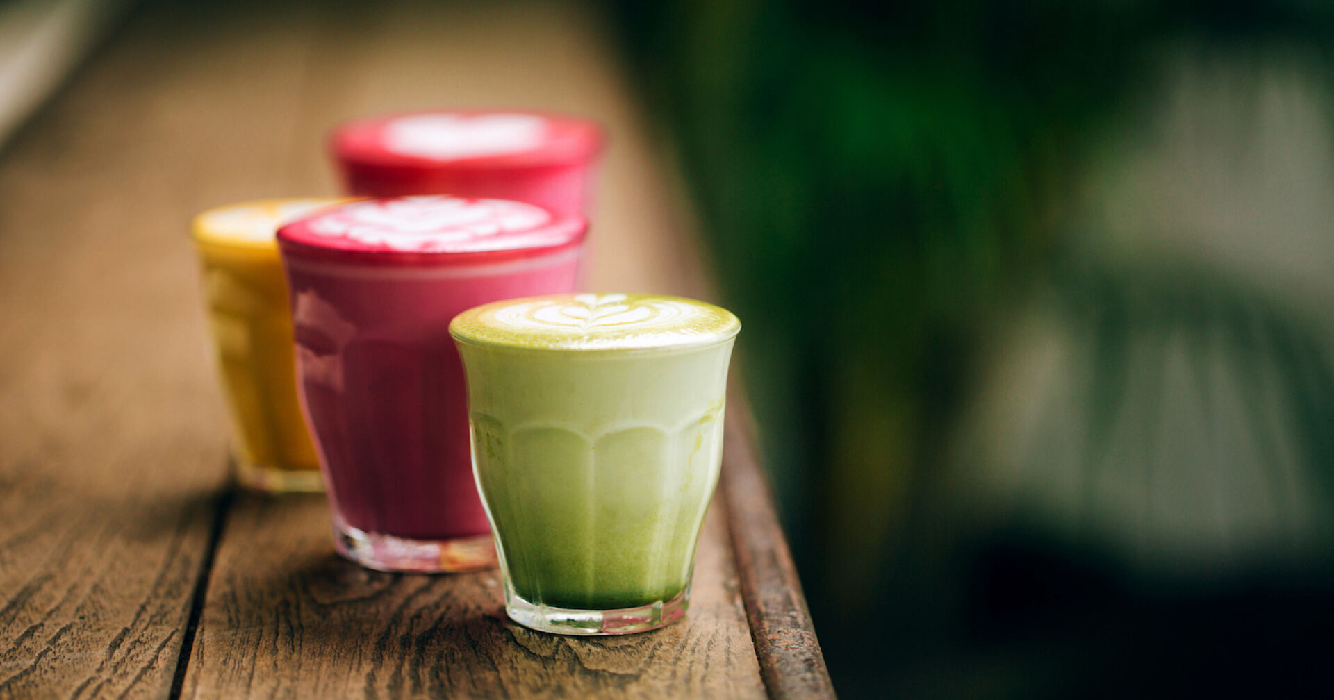 Kaffeegläser mit buntem Kaffee