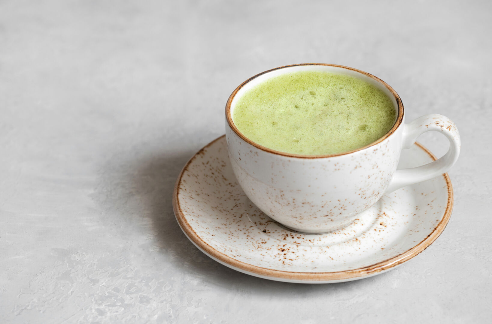 Matcha-Latte in der Tasse