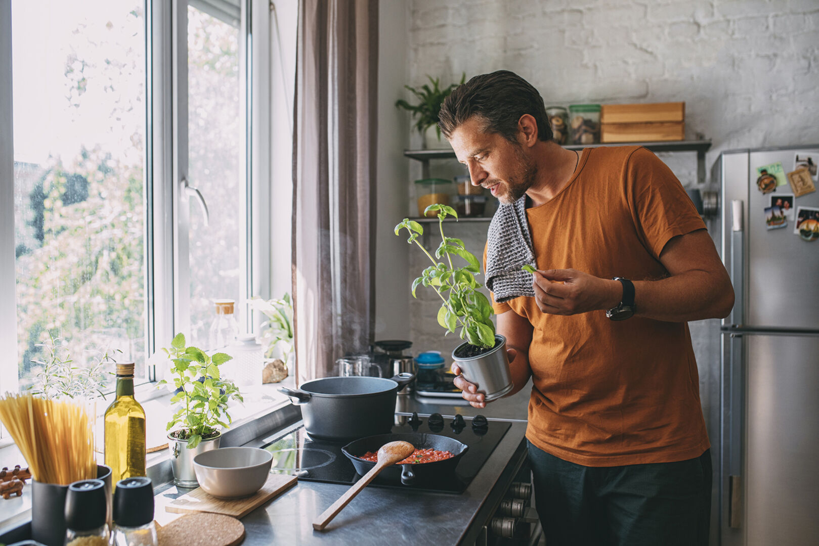Mann kocht mit Basilikum | Credit: iStock.com/miniseries