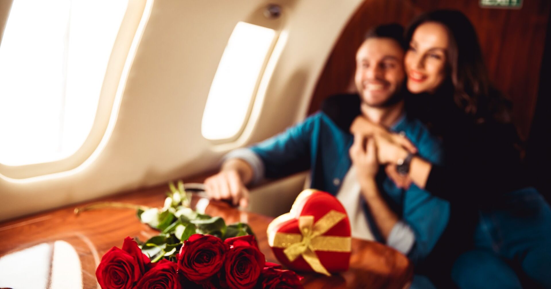 Ein Paar sitzt in einem Privatjet.